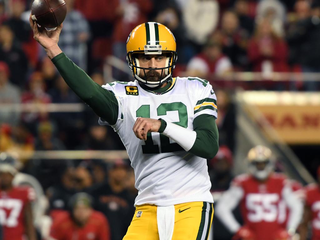 Twitter has a field day with Rob Lowe in a generic NFL logo hat at  Packers-49ers game