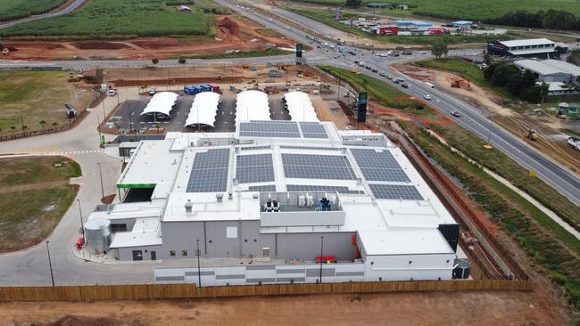 The new Woolworths showing the 800 rooftop solar panels. Picture: Tez Blackmore