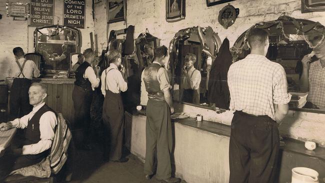 Arthur Stace (left) in the Hammond Hotel.