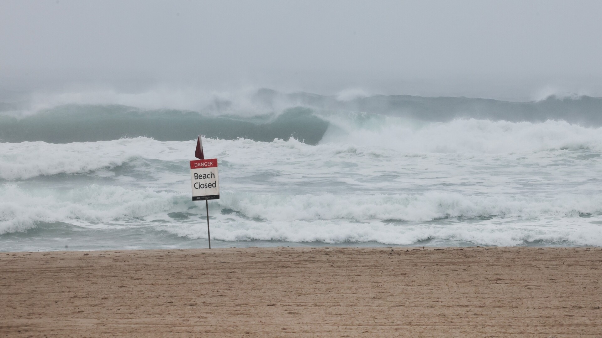 Gold Coast residents race to prepare for Cyclone Alfred