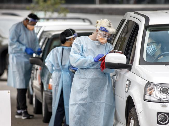 MELBOURNE, AUSTRALIA - NewsWire Photos FEBRUARY 15, 2021: Cars queue for Covid tests at Darebin Arts Centre on Monday morning during stage 4 lockdown across Victoria. Picture: NCA NewsWire / David Geraghty