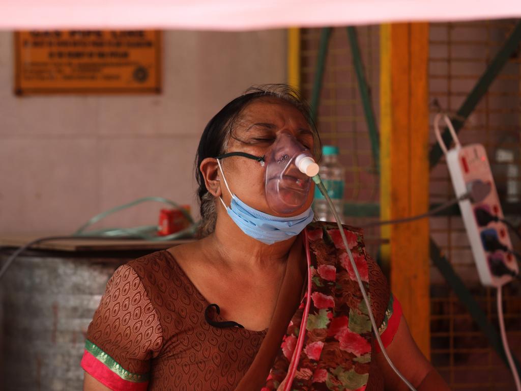 A COVID-19 patient who is suffering from breathing difficulty outside Gurudwara, India. Picture: Naveen Sharma/Getty Images