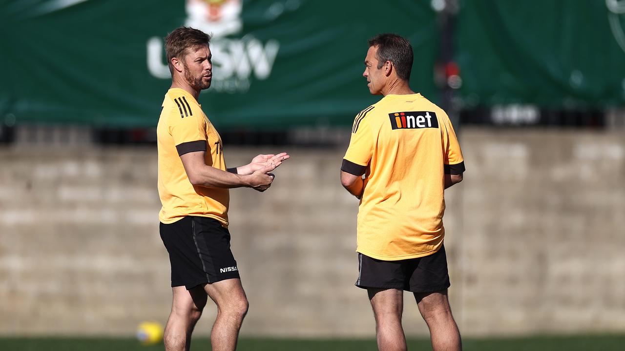 SYDNEY, AUSTRALIA - JULY 24: Alastair Clarkson, coach of the Hawks, speaks with Hawks Assistant Coach Sam Mitchell during a Hawthorn Hawks AFL Captains Run at Coogee Oval on July 24, 2020 in Sydney, Australia. (Photo by Ryan Pierse/Getty Images)