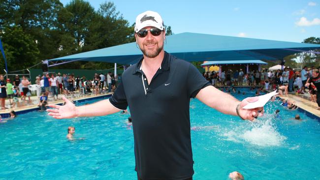 Russell Crowe opens the new Orara Valley Community Pool at Nana Glen in 2007. Picture: Frank Redward