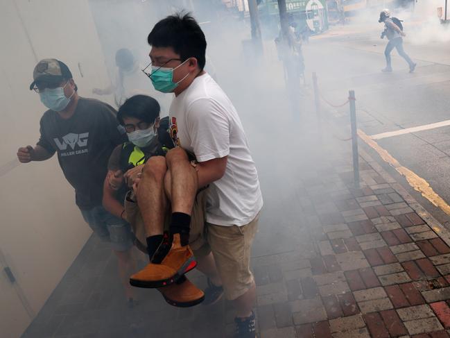 Anti-government protesters run away from tear gas during a march against Beijing’s plans to impose national security legislation in Hong Kong, China May 24, 2020. REUTERS/Tyrone Siu TPX IMAGES OF THE DAY - RC2TUG9K1HN1