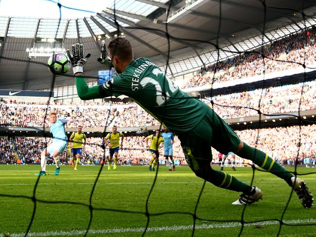 MANCHESTER, ENGLAND - OCTOBER 15: Maarten Stekelenburg of Everton saves Kevin De Bruyne of Manchester City penalty during the Premier League match between Manchester City and Everton at Etihad Stadium on October 15, 2016 in Manchester, England. (Photo by Alex Livesey/Getty Images)