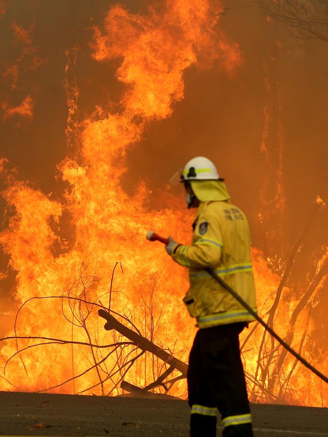 An out of control bushfire threatens Johns River on the NSW mid-north coast. Picture: Nathan Edwards.