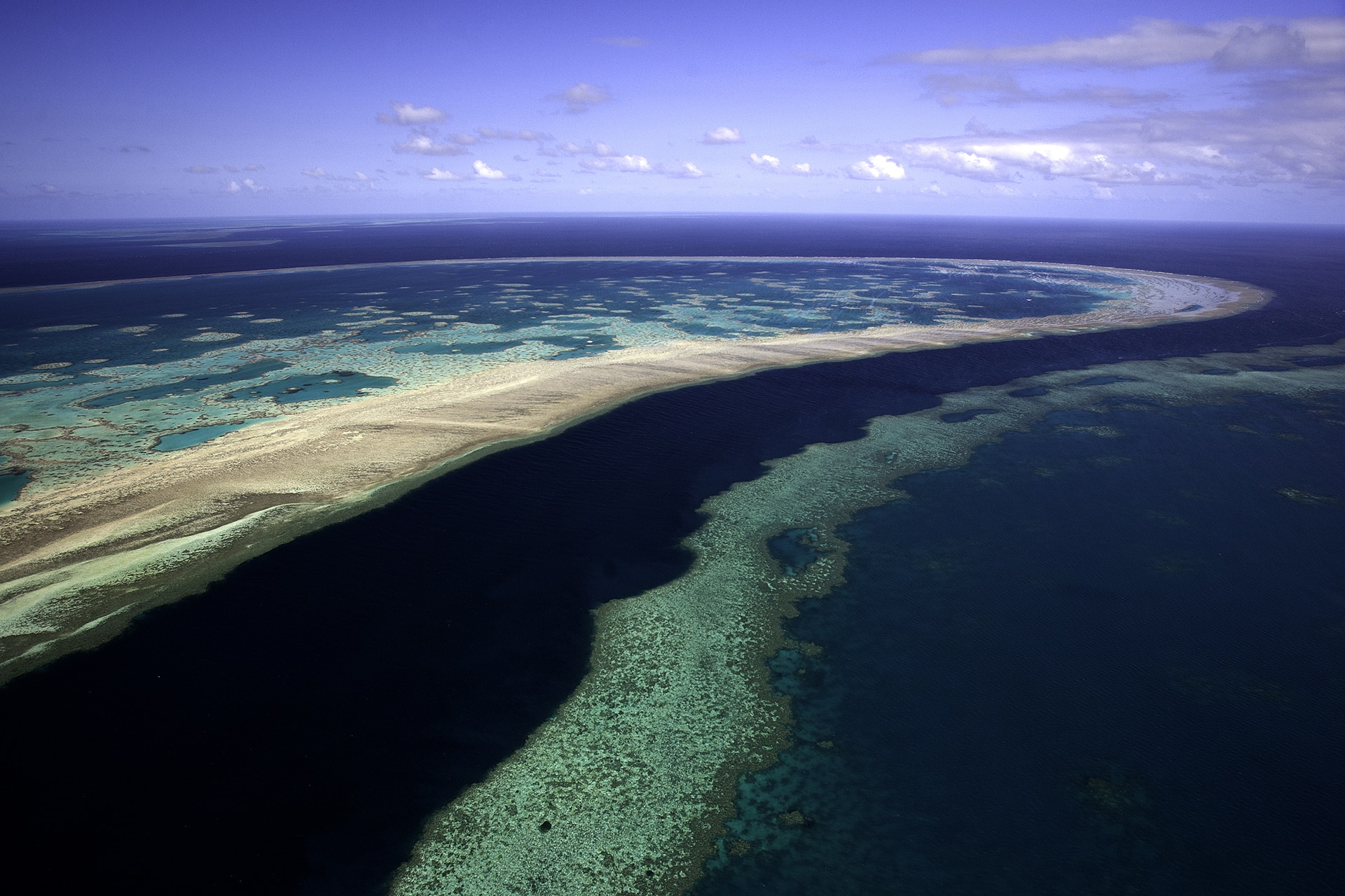 Крупнейший остров у берегов австралии. Большой Барьерный риф. Австралийский большой Барьерный риф. Большой Барьерный риф у побережья Австралии. Большой коралловый риф в Австралии.