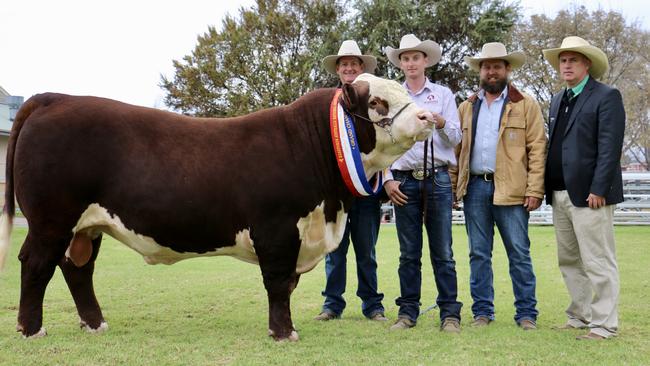 Mawarra Genetics’ Peter and Logan Sykes with Tom Nixon, Devon Court Herefords, and Peter Godbolt, Nutrien Ag Solutions, with the $130,000 Mawarra Ultra Star R182.