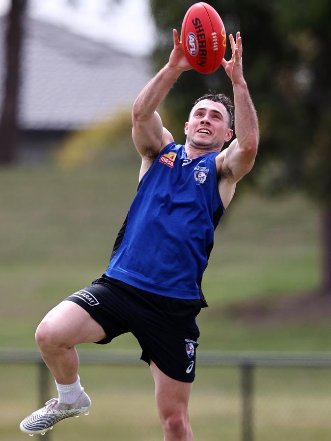 Toby McLean attacks the footy. Picture by Michael Klein