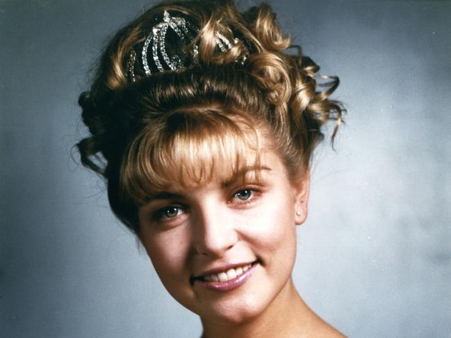 UNITED STATES - MARCH 22:  TWIN PEAKS - Pilot - Season One - 3/22/1990, Homecoming queen Laura Palmer (Sheryl Lee, pictured) is found dead, washed up on a riverbank wrapped in plastic sheeting. FBI Special Agent Dale Cooper is called in to work with local Sheriff Harry S.Truman in the investigation of the gruesome murder in the small Northwestern town of Twin Peaks. ,  (Photo by ABC Photo Archives/ABC via Getty Images)