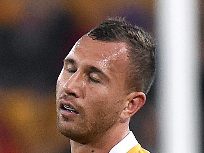 Wallabies player Quade Cooper reacts after missing a penalty shot during the Rugby Championship test match between the Australian Wallabies and South African Springboks at Suncorp Stadium in Brisbane Saturday, July 18, 2015. (AAP Image/Dave Hunt) NO ARCHIVING, EDITORIAL USE ONLY