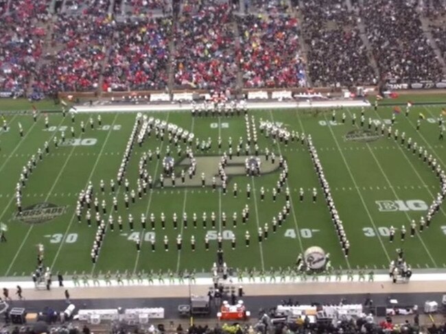 American marching band melts hearts with stunning Bluey performance.