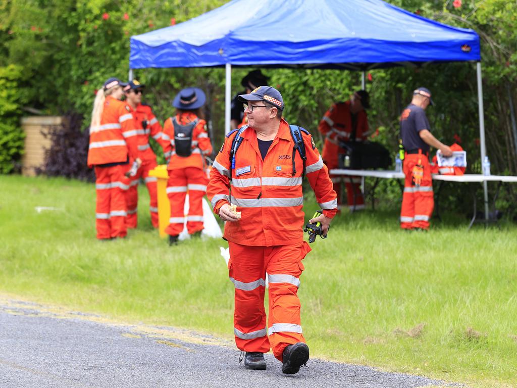 SES volunteers at the property at 169 Brookbent Road, Pallara. Pics Adam Head