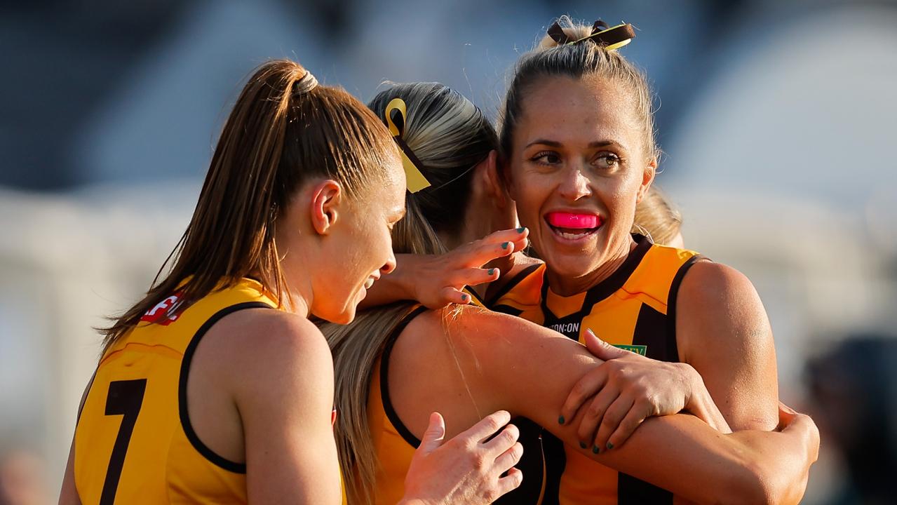 AFLW: Happy Hawks pile on the pain for seething, winless Suns