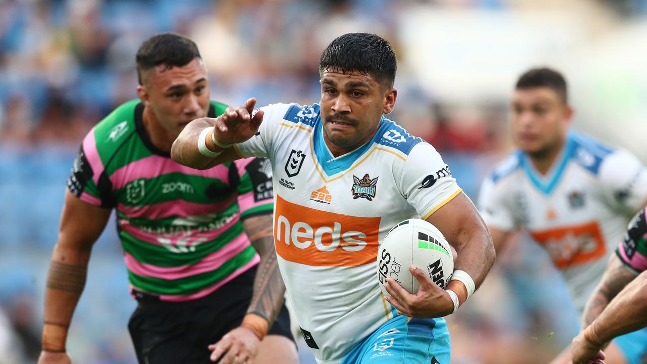 GOLD COAST, AUSTRALIA - AUGUST 14: Tyrone Peachey of the Titans make a break during the round 22 NRL match between the South Sydney Rabbitohs and the Gold Coast Titans at Cbus Super Stadium, on August 14, 2021, in Gold Coast, Australia. (Photo by Chris Hyde/Getty Images)