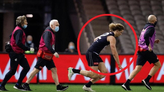 Carlton's Tom De Koning collapses trying to walk off the field by himself after being concussed against GWS.