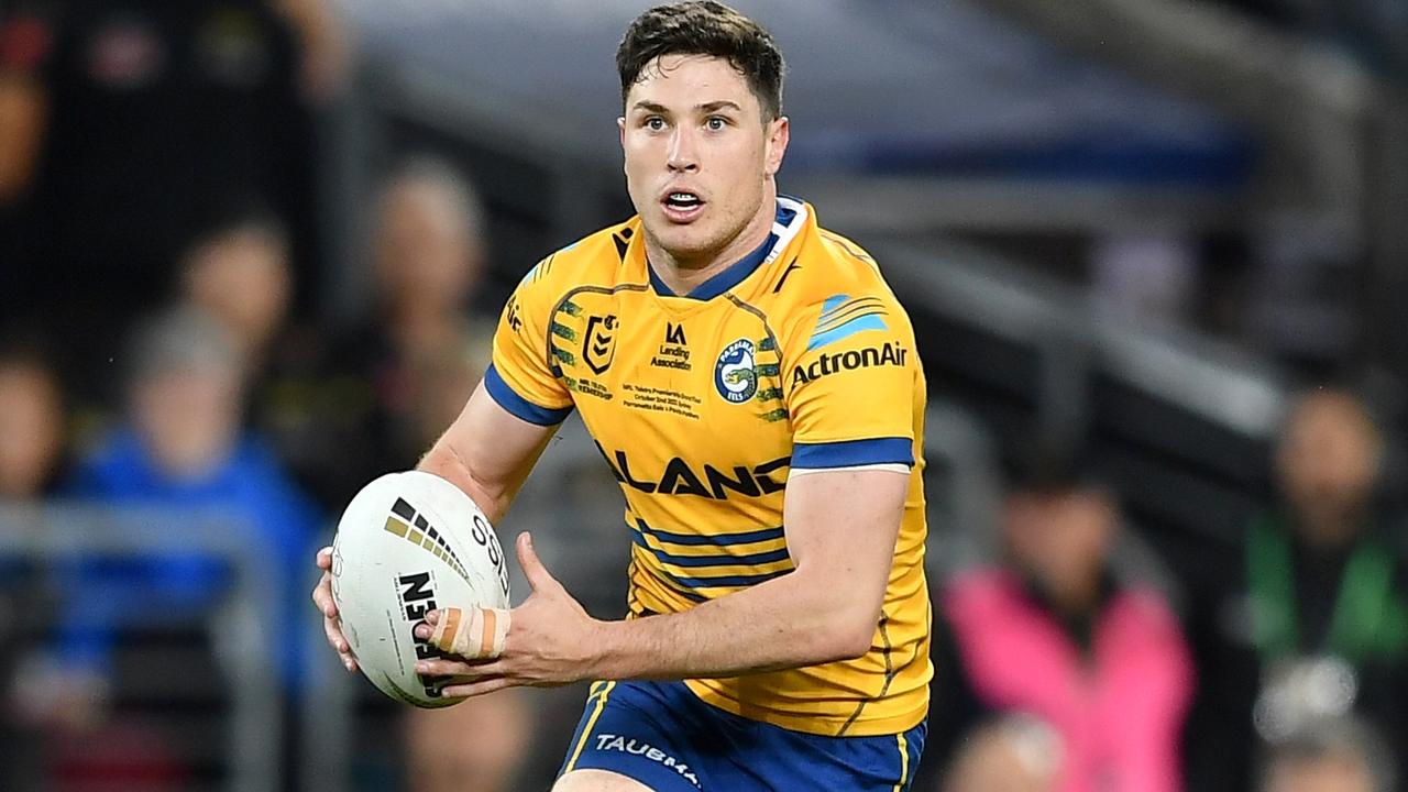  Mitchell Moses has reportedly made a decision on his NRL playing future The 28 year old Eels star and halfback is set to sign a long term deal worth a reported 1 25 million per season and reject a four year 5 2m offer from the Wests Tigers his former club Knights winger Dominic Young has also reportedly informed his current team that he will move to the Bondi shores with the Roosters next season while veteran winger Josh Mansour is fighting to stay in the NRL by linking up with a New South Wales Cup side NRL journalist Phil Rothfield expects Moses and Roosters prodigy Joseph Suaalii to announce their playing futures this week The Eels and Tigers are the two clubs vying for Moses signature with neither offering an option for 2024 The former Tigers man must decide between his former club and the one he lead to a grand final last season with Wests offering him a more lucrative deal Suaalii s future is also up in the air with the tricolours struggling to find salary cap space to re sign the 19 year old and the possibility of rugby union vying for his signature with the news of Eddie Jones becoming the new Wallabies head coach The leagues reports have suggested a new deal for Suaalii that increases by 100 000 each season over four years instead of a deal with options Credit lt aENND 