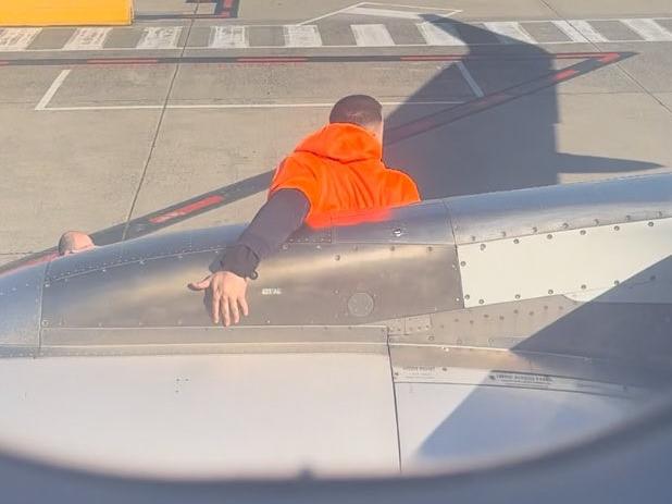 Passenger on wing of Jetstar Airbus A320-200 at Melb International Airport. Source: James Gordon/X