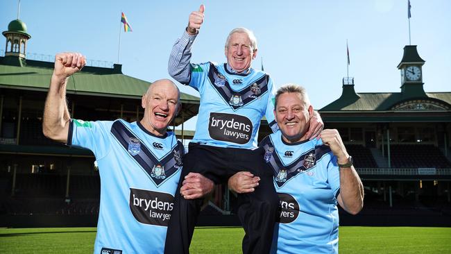 \Peter Wynn and Steve Roach hoist Steve Mortimer at the SCG. Picture: Tim Hunter.