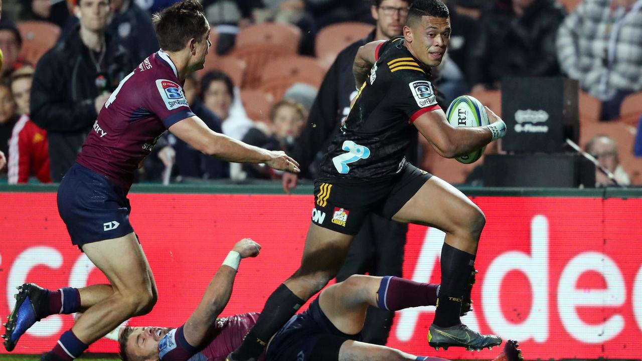 Chiefs winger Etene Nanai-Seturo runs away for a try at FMG Stadium.