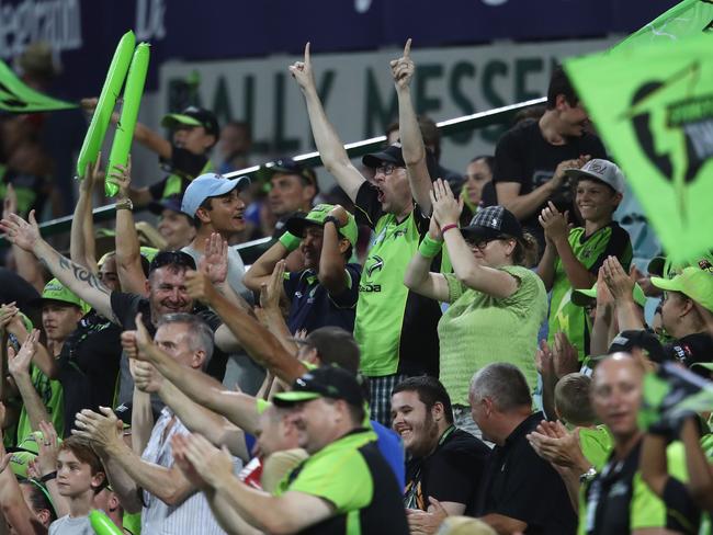 SYDNEY, AUSTRALIA - JANUARY 14:  Thunder supporters in the crowd cheer during the Big Bash League match between the Sydney Sixers and the Sydney Thunder at Sydney Cricket Ground on January 14, 2017 in Sydney, Australia.  (Photo by Mark Kolbe/Getty Images)