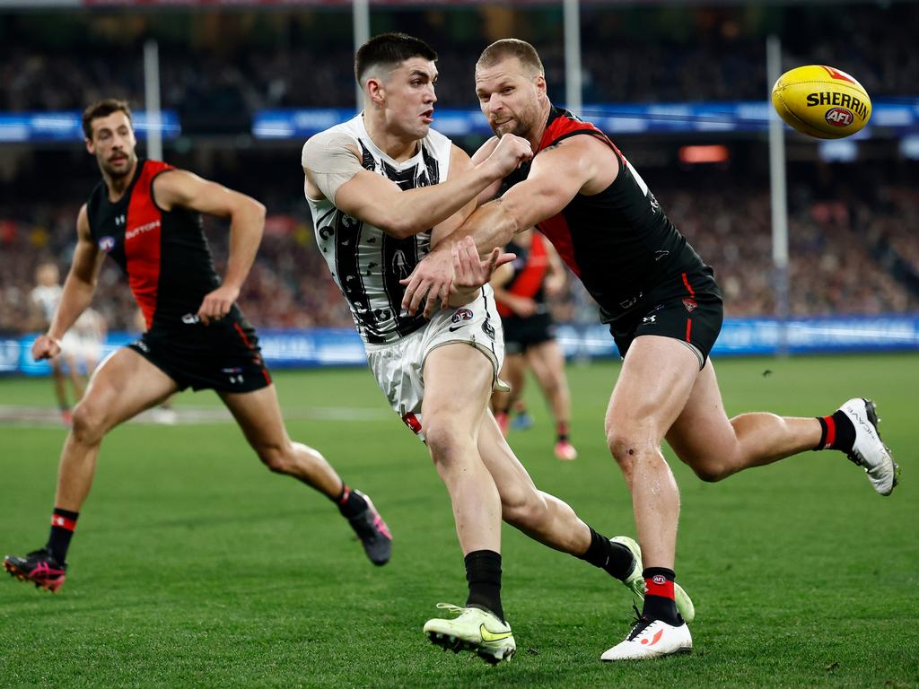 Brayden Maynard fires out a handpass. Picture: Michael Willson/AFL Photos