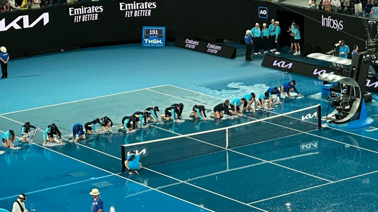 It's 2023 and there's no better way to dry the court? Photo: Twitter