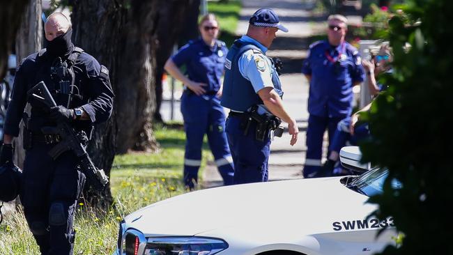 Police seal off the street looking for suspect. Picture: NCA NewsWire / Gaye Gerard