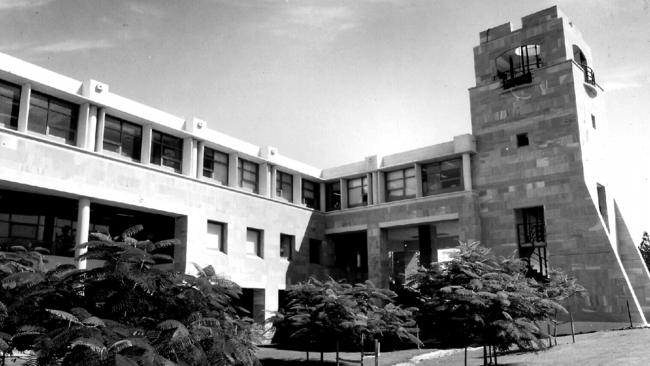  Bond University’s campus around the time it opened in 1989. 