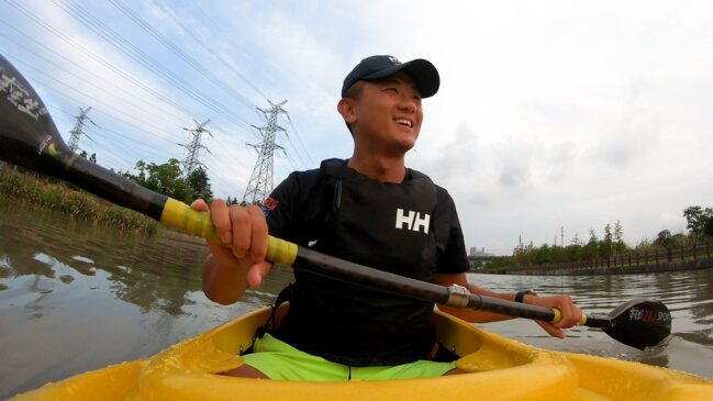 Commuting in a kayak a breath of fresh air for Shanghai office worker