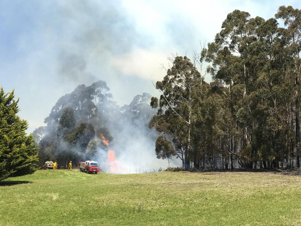 Tasmania Fire Service ( TFS ) attend a bushfire in Electrona. Picture: EDDIE SAFARIK