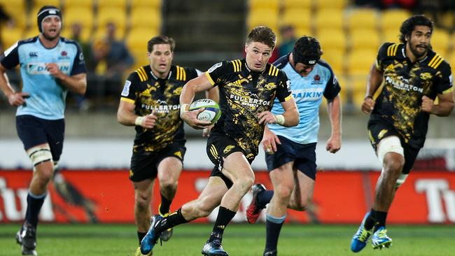 WELLINGTON, NEW ZEALAND - APRIL 07:  Beauden Barrett of the Hurricanes makes a break during the round seven Super Rugby match between the Hurricanes and the Waratahs at Westpac Stadium on April 7, 2017 in Wellington, New Zealand.  (Photo by Hagen Hopkins/Getty Images)