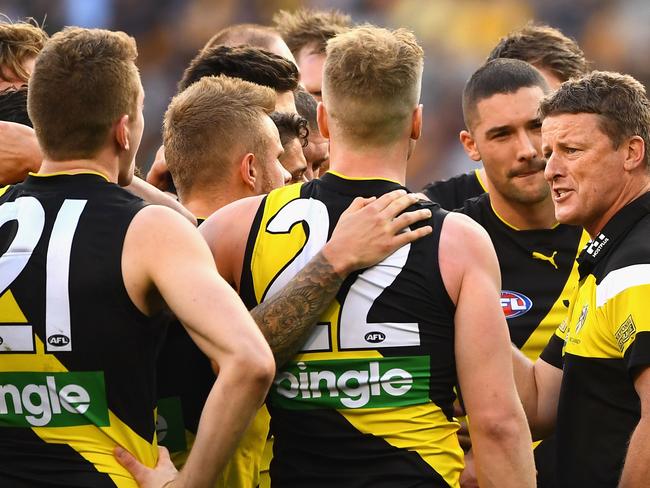 Tigers head coach Damien Hardwick talks to his players. Picture: Quinn Rooney/Getty Images