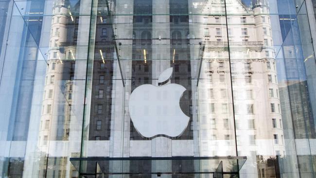 (FILES) This September 17, 2012 file photo shows the Apple logo on the Apple store in New York. Apple will pay up to $400 million to compensate consumers for illegal price-fixing conspiracy for electronic books, officials said July 16, 2014. The settlement would reimburse consumers in 33 states whose authorities sought damages for Apple's price-fixing, according to a statement from New York's attorney general. But the settlement is contingent on the verdict being upheld in a July 2013 federal court ruling that Apple violated antitrust laws by orchestrating a conspiracy with five publishers to raise e-book prices. AFP PHOTO/DON EMMERT