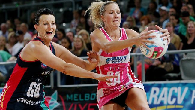 Bianca Chatfield (L) and Erin Bell (R) vie for the ball in the old ANZ Championship. Picture: Colleen Petch.