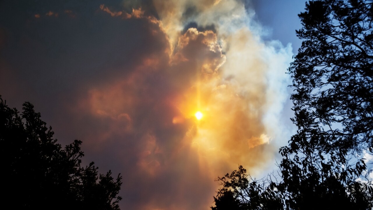 Residents on high alert as massive bushfire threatens the town of Tennant Creek