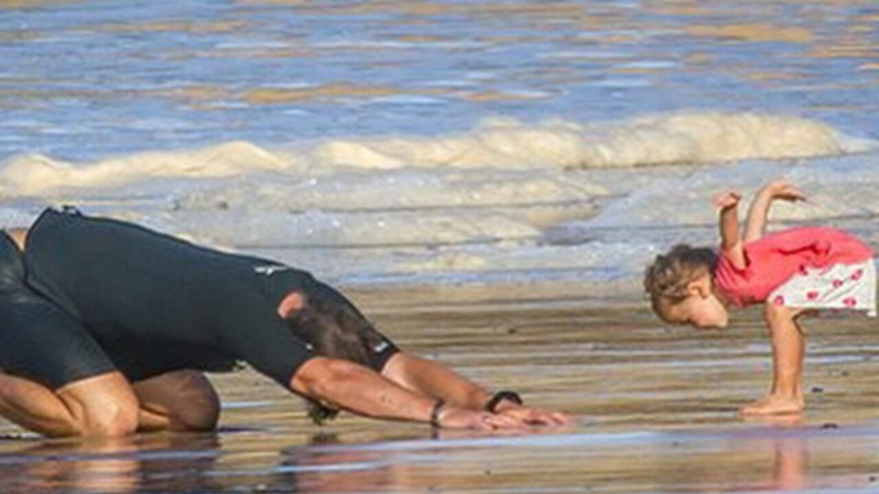 Chris Hemsworth guides his daughter India through a beach-side yoga flow. Image: @elsapatakyconfidential