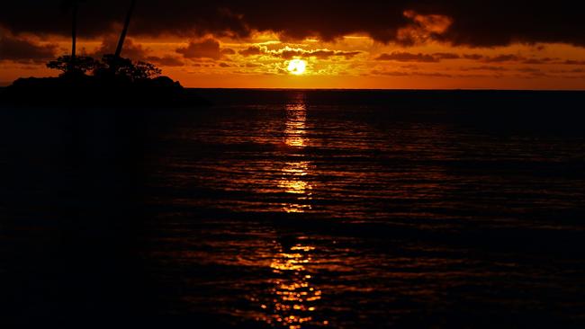 HONOLULU, HI - JANUARY 16: The sun rises prior to the start of the second round of the Sony Open In Hawaii at Waialae Country Club on January 16, 2015 in Honolulu, Hawaii. Andy Lyons/Getty Images/AFP == FOR NEWSPAPERS, INTERNET, TELCOS & TELEVISION USE ONLY ==