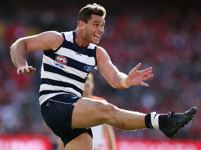 MELBOURNE . 24/09/2022. AFL Grand Final.  Geelong Cats vs Sydney Swans at the MCG.   Tom Hawkins of the Cats kicks at goal during the 3rd qtr.     . Picture by Michael Klein