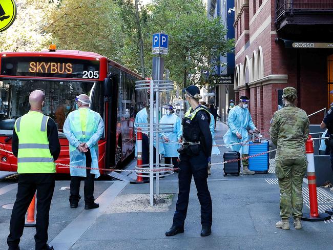 Returning Australian travellers from overseas arrive at the InterContinental Hote in Melbourne for their Covid-19 quarantine period. Picture : Ian Currie