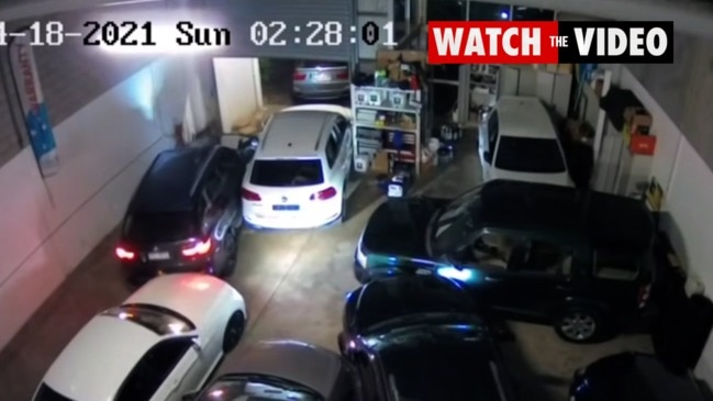 Thieves smash up Darra car dealership (7 News)