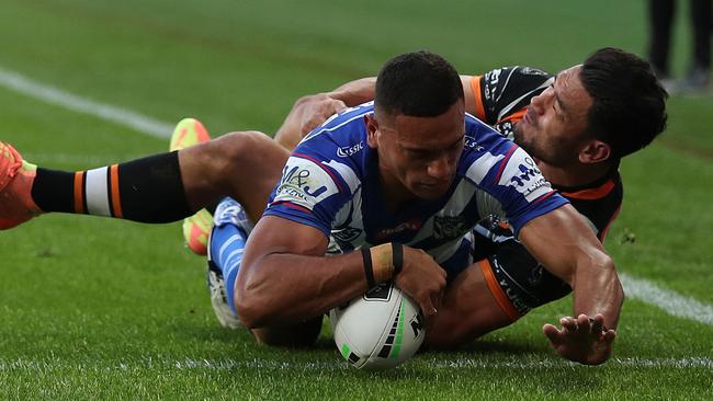 Marcelo Montoya heads over the Tasman from the Bulldogs.