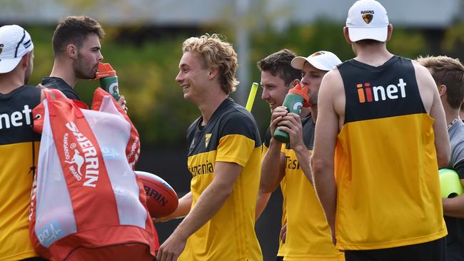 James Worpel (centre) of the Hawthorn Hawks is seen with team mates during the team's training session at the Ricoh Centre in Melbourne, Friday, March 29, 2019. Hawthorn will take on the Western Bulldogs in round 2 this Sunday at the MCG. (AAP Image/James Ross) NO ARCHIVING