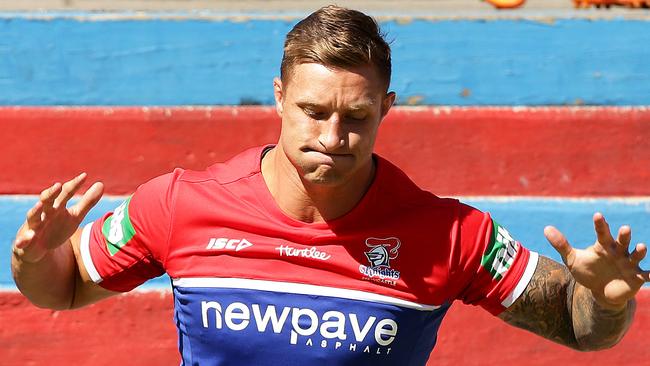 Tariq Sims warms up before Knights training. Picture by Peter Lorimer