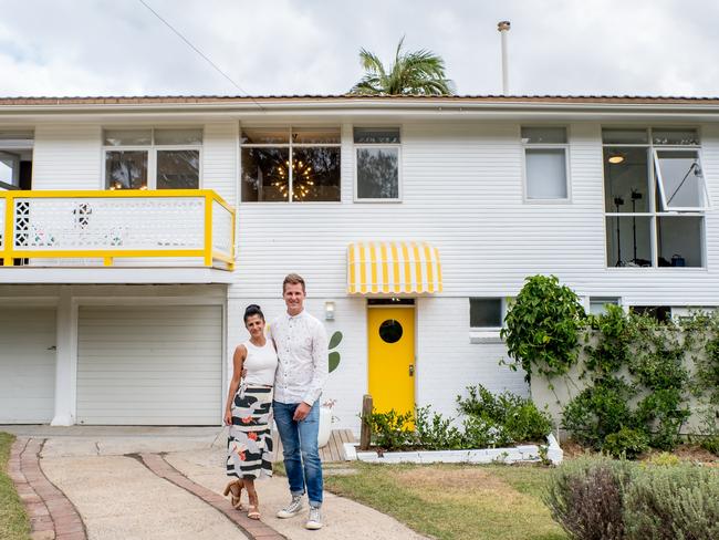 Buying Blind couple Tyson and Mags Rose outside their Bilgola Plateau home. Mr Rose is behind the Slingshot buses.