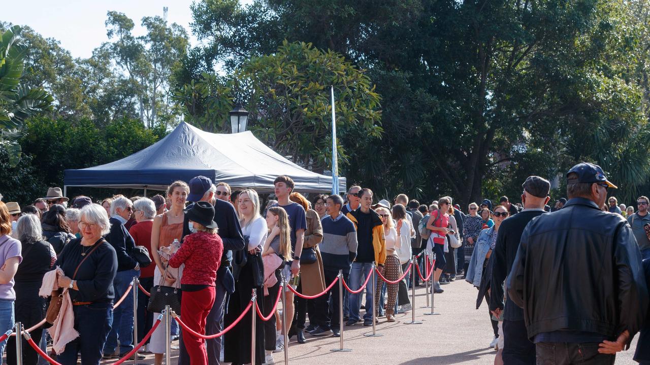 The weather cleared just in time for people to visit Kirribilli House. Picture: NCA NewsWire / David Swift