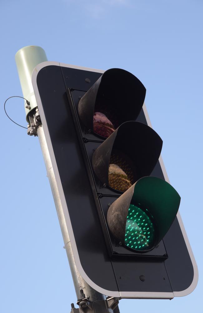 Out of synch lights cause delays on Logan Rd, according to motorists.