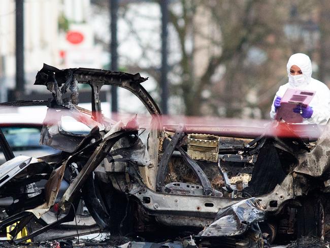 Police forensic officers inspect the aftermath of a suspected car bomb explosion in Derry, Northern Ireland, on January 20, 2019. - A suspected car bomb exploded in the Northern Irish city of Derry (Londonderry) on January 19, police said, with leading politicians alleging the blast was terror-related. (Photo by Paul FAITH / AFP)