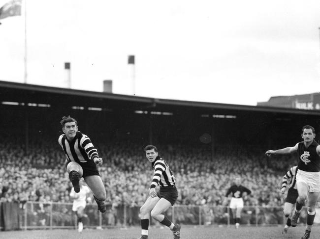 News .Collingwood legend Lou Richards in his playing days.
